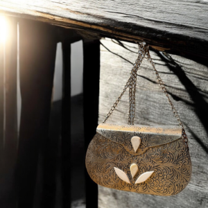 Pochette in Metallo argento e inserti pietra bianca