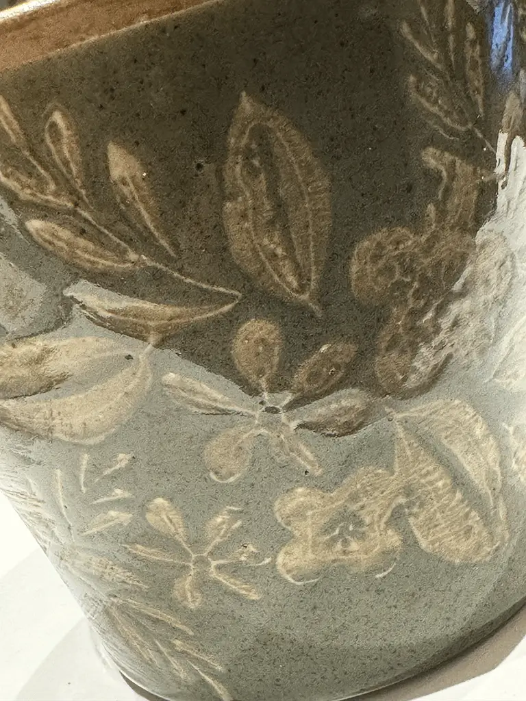 Candela in Vaso di Ceramica con fiori delicati - immagine 3