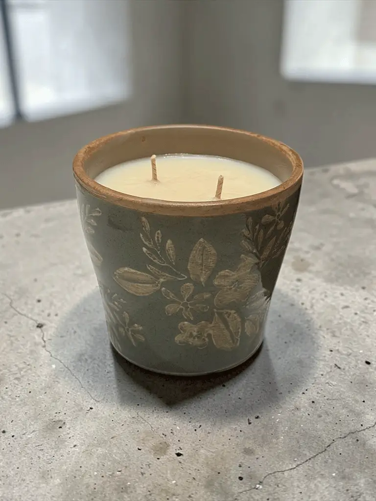 Candela in Vaso di Ceramica con fiori delicati - immagine 2